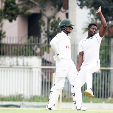 Sinclair and Jordan pick up wickets to control day one